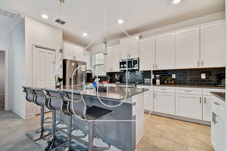 Storey Lake * Beautiful 5-Bedroom Home with Game Room