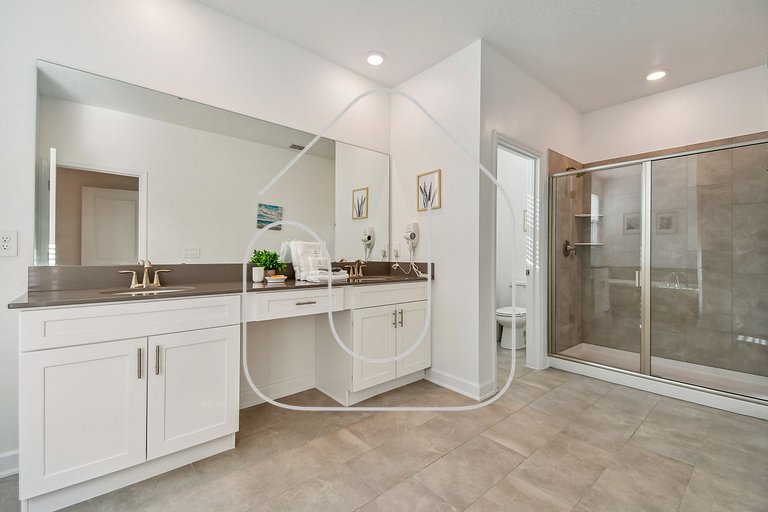 Storey Lake * Beautiful 5-Bedroom Home with Game Room