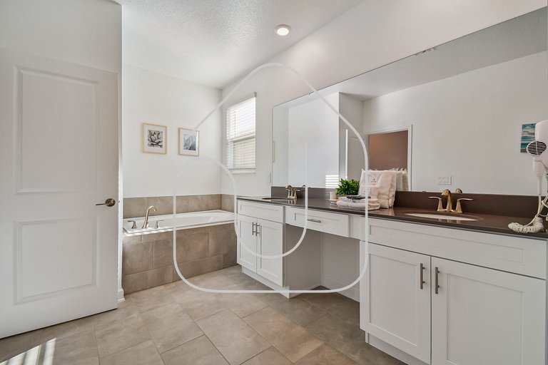 Storey Lake * Beautiful 5-Bedroom Home with Game Room