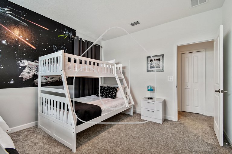 Storey Lake - 5-Bedroom Home with Game Room