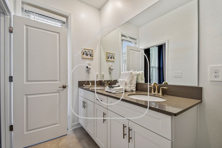 Storey Lake * Beautiful 5-Bedroom Home with Game Room