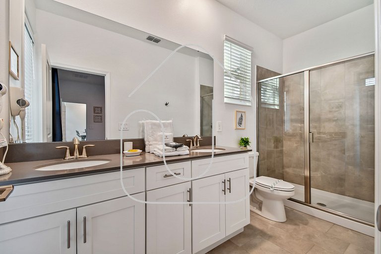 Storey Lake * Beautiful 5-Bedroom Home with Game Room