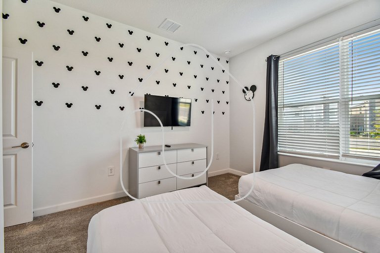 Storey Lake * Beautiful 5-Bedroom Home with Game Room