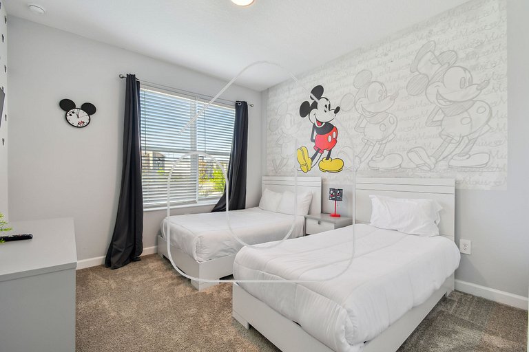 Storey Lake * Beautiful 5-Bedroom Home with Game Room