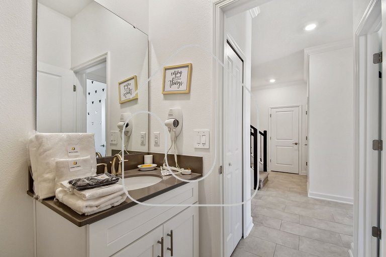 Storey Lake * Beautiful 5-Bedroom Home with Game Room