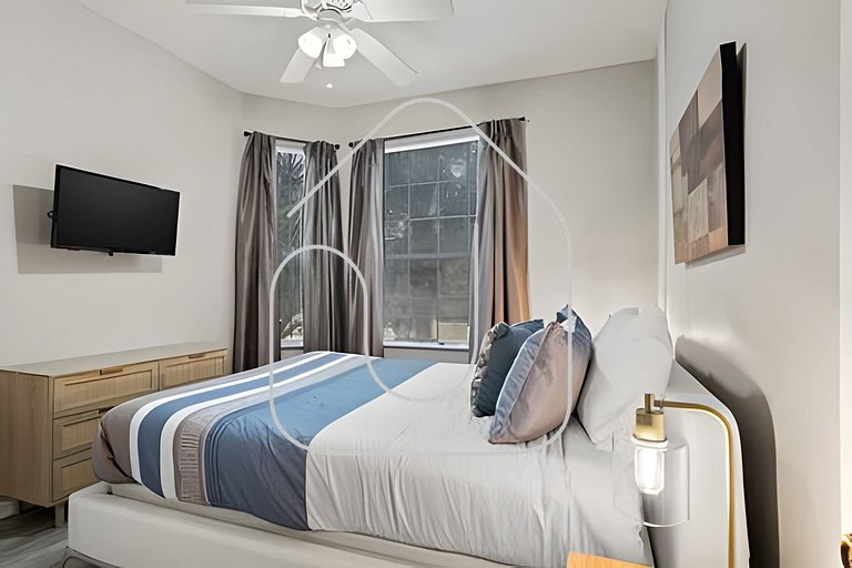 Family-Friendly 3BR Near Disney!