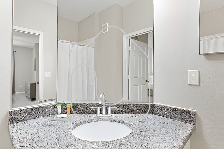 Family-Friendly 3BR Near Disney!