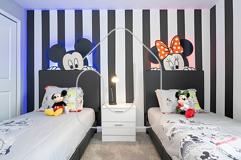 Villa Smile - 4BD/3BA Storey Lake Luxury Themed