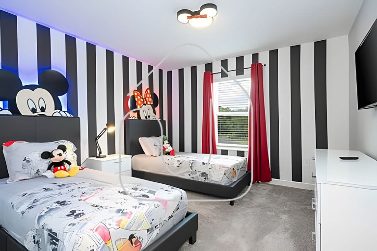 Villa Smile - 4BD/3BA Storey Lake Luxury Themed