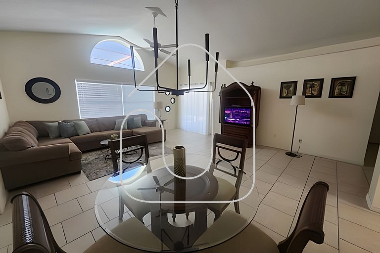 Cozy 3BR Home w/Private Pool & Lake View