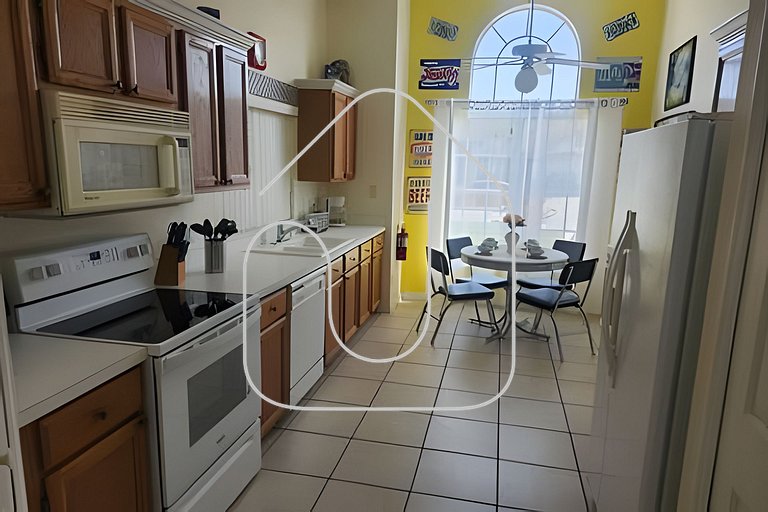 Cozy 3BR Home w/Private Pool & Lake View