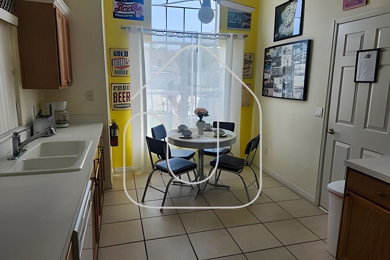 Cozy 3BR Home w/Private Pool & Lake View