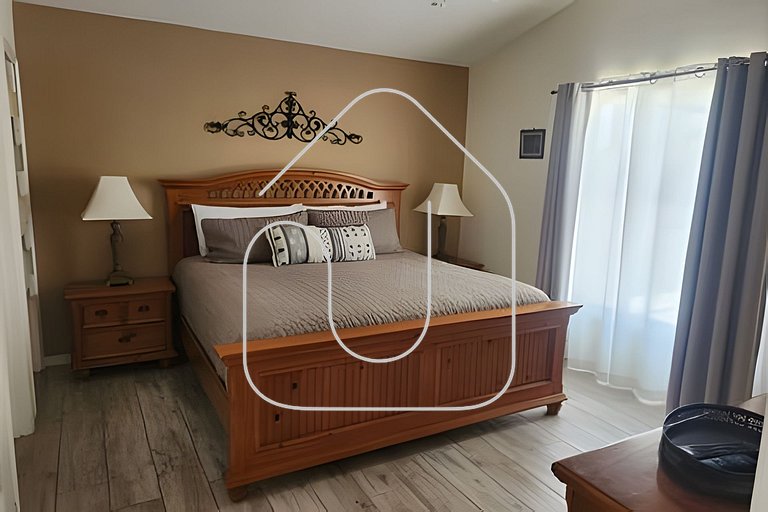 Cozy 3BR Home w/Private Pool & Lake View