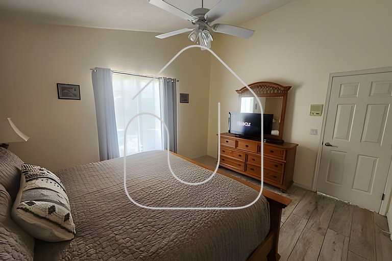 Cozy 3BR Home w/Private Pool & Lake View