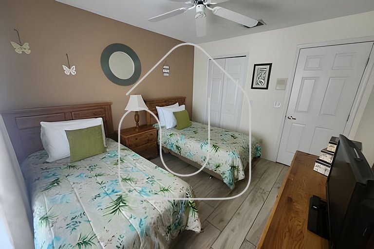 Cozy 3BR Home w/Private Pool & Lake View