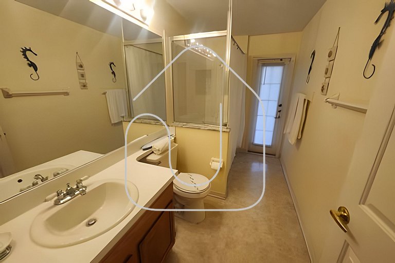 Cozy 3BR Home w/Private Pool & Lake View