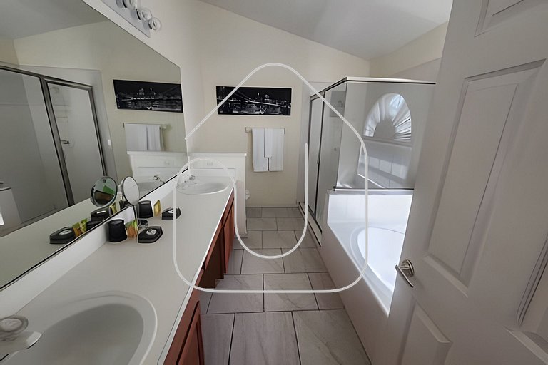 Cozy 3BR Home w/Private Pool & Lake View