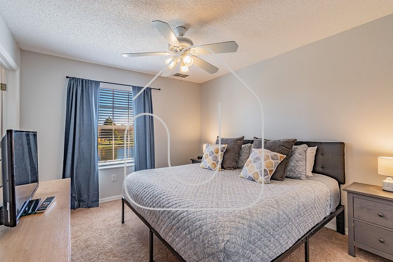 Charming 3BD/2.5BA * Jacuzzi + Lake View