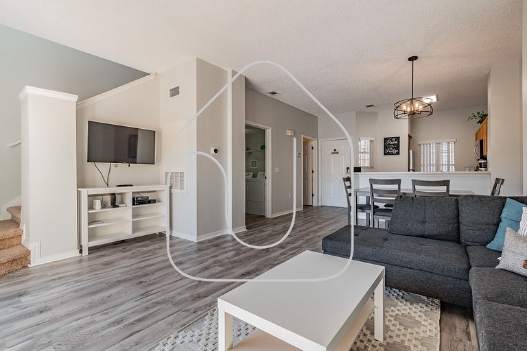 Charming 3BD/2.5BA * Jacuzzi + Lake View