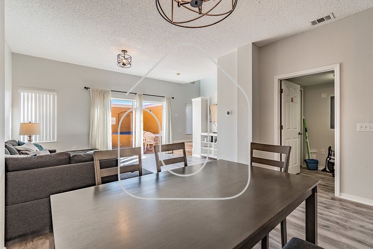 Charming 3BD/2.5BA * Jacuzzi + Lake View