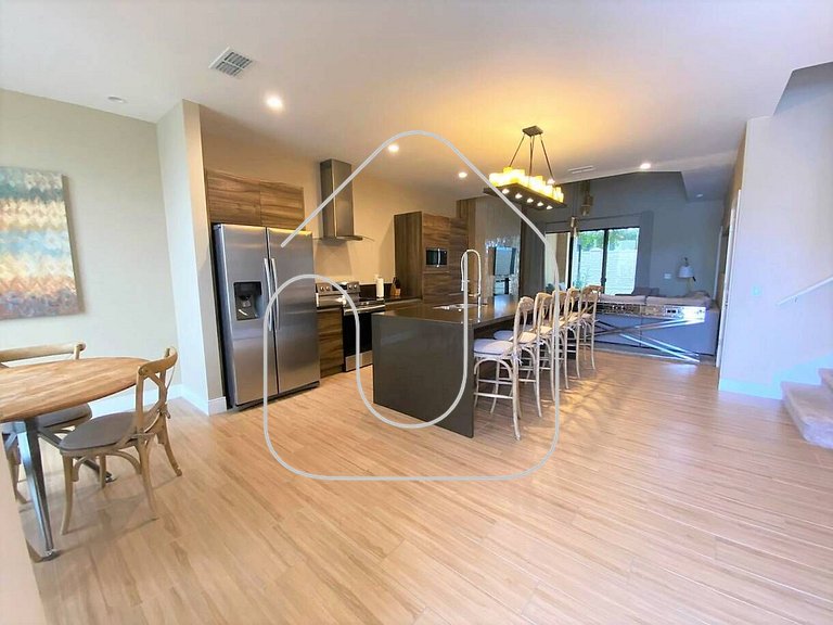 7562 Magic Village 8 guests 4 suites 8 min Disney