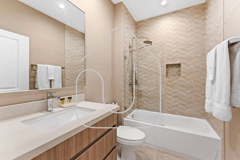 Magic Village 3BR w/ Jacuzzi & BBQ near Disney