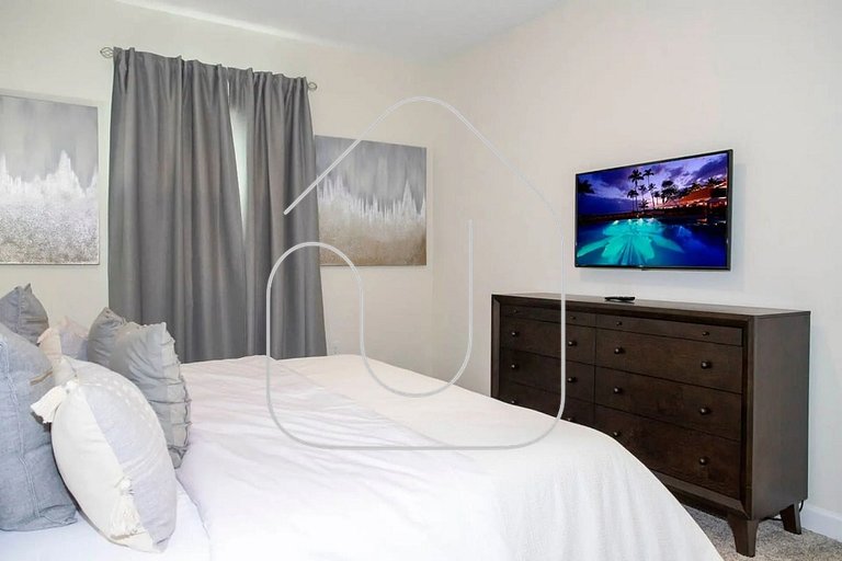 Luxury 6BD Home with Game Room, Cinema & Pool