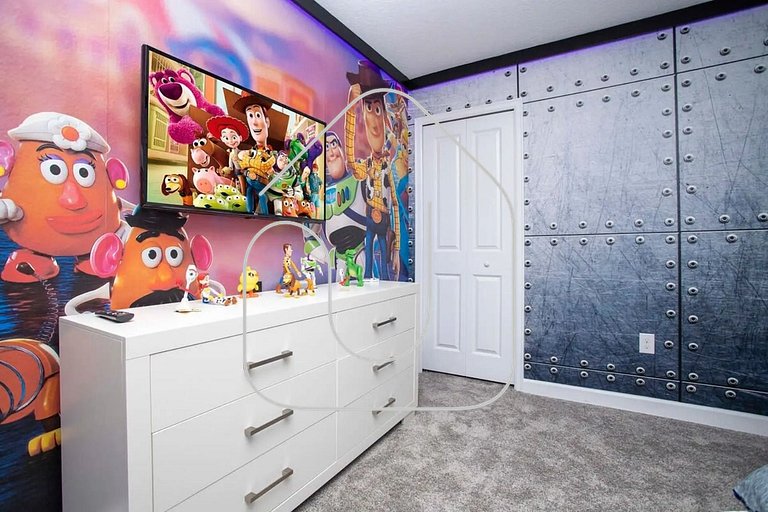 Luxury 6BD Home with Game Room, Cinema & Pool