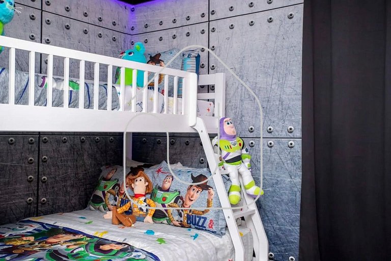 Luxury 6BD Home with Game Room, Cinema & Pool