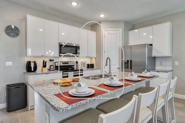 7961 Luxurious 4-Suite Villa with Private Pool 10 Minutes fr