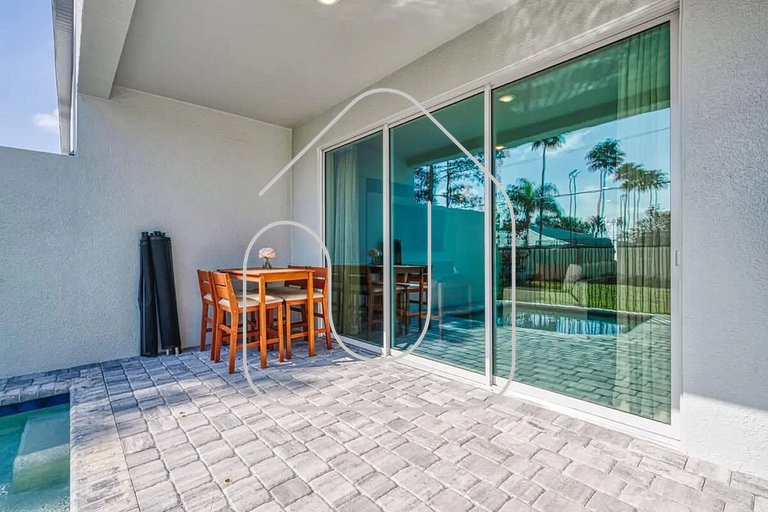 7961 Luxuosa Villa de 4 Suítes com Piscina Privativa a 10 Mi