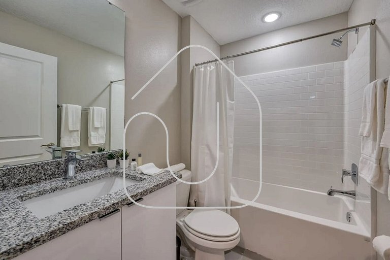 7961 Luxuosa Villa de 4 Suítes com Piscina Privativa a 10 Mi