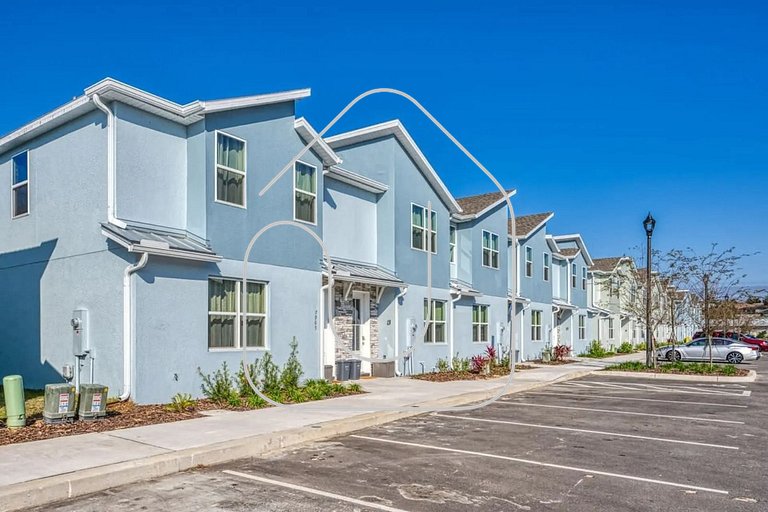 7961 Luxuosa Villa de 4 Suítes com Piscina Privativa a 10 Mi