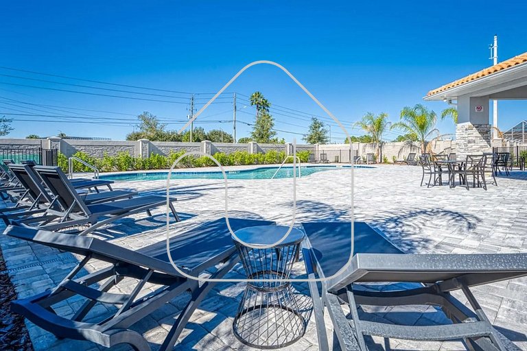 7961 Luxuosa Villa de 4 Suítes com Piscina Privativa a 10 Mi