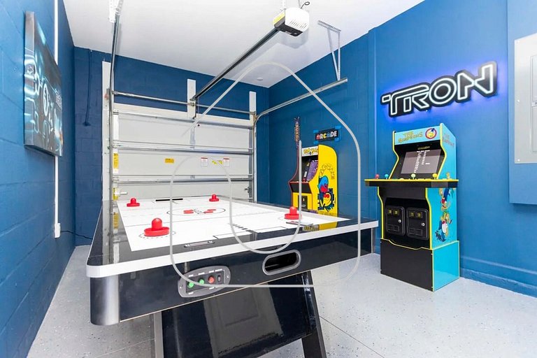 5BR Villa w/ Pool & Disney Themes