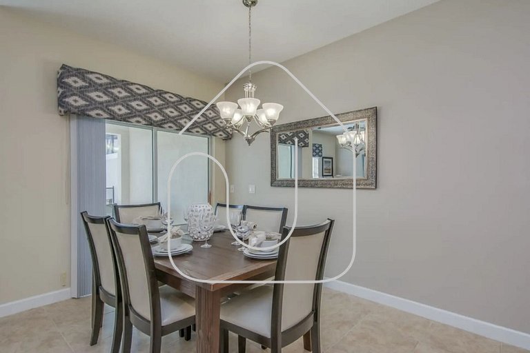 Family Retreat: 4BR Townhome w/ Pool