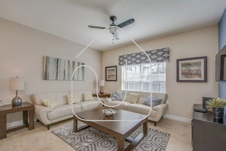 Family Retreat: 4BR Townhome w/ Pool