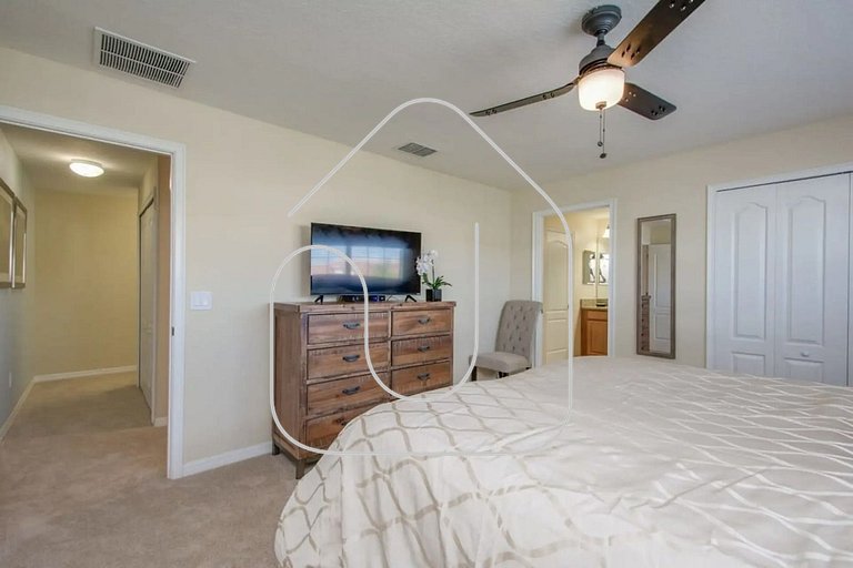 Family Retreat: 4BR Townhome w/ Pool