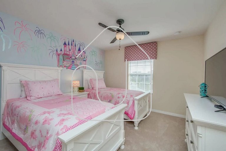 Family Retreat: 4BR Townhome w/ Pool