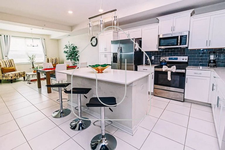 Modern 2BR Condo near Disney w/ Resort Amenities