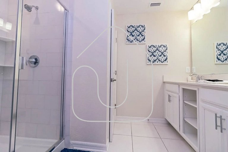 Modern 2BR Condo near Disney w/ Resort Amenities