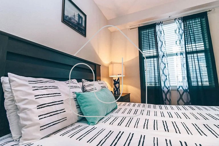 Modern 2BR Condo near Disney w/ Resort Amenities