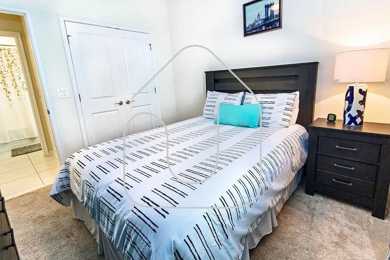 Modern 2BR Condo near Disney w/ Resort Amenities