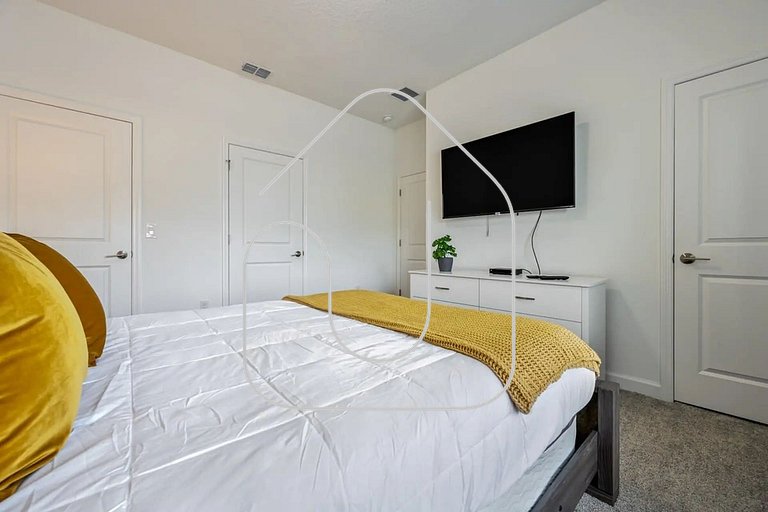 Townhome w/ Private Pool 10min from Disney