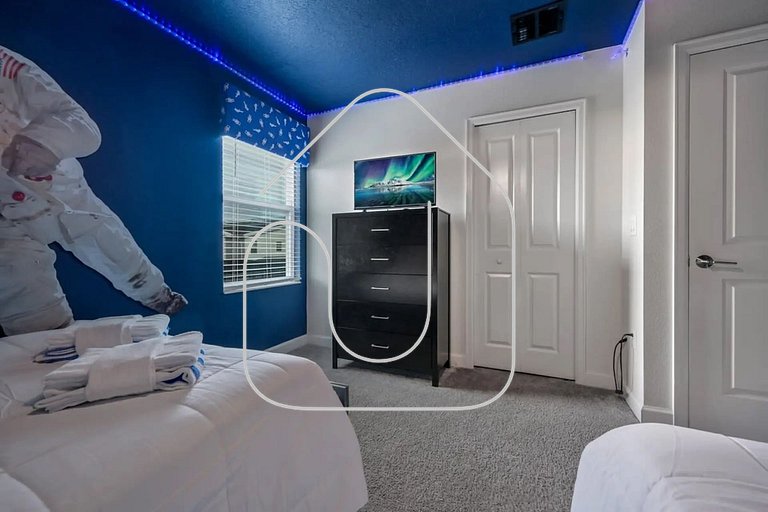 Luxury 9BR Villa w/ Private Pool & Themes