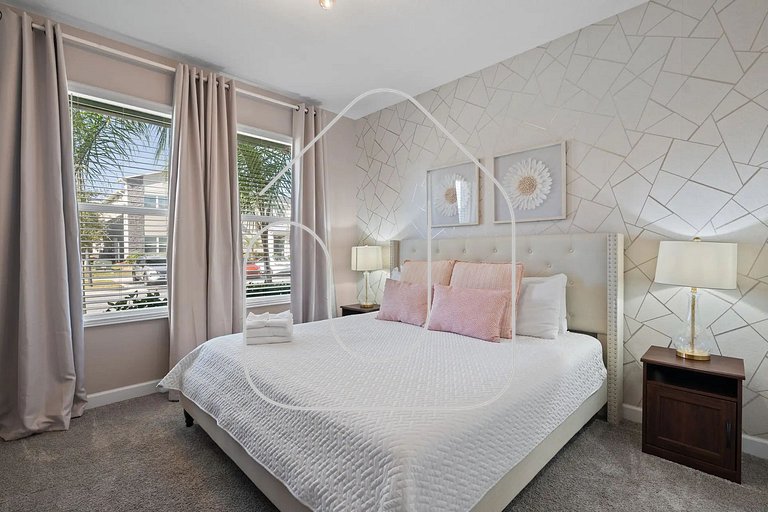 Luxury & Fun: 6-Bedroom Home in Champions Gate