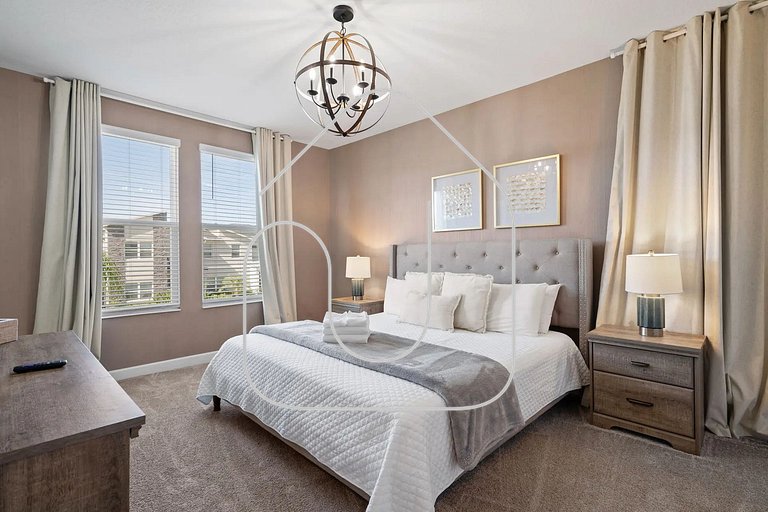 Luxury & Fun: 6-Bedroom Home in Champions Gate