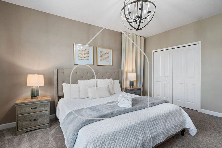 Luxury & Fun: 6-Bedroom Home in Champions Gate