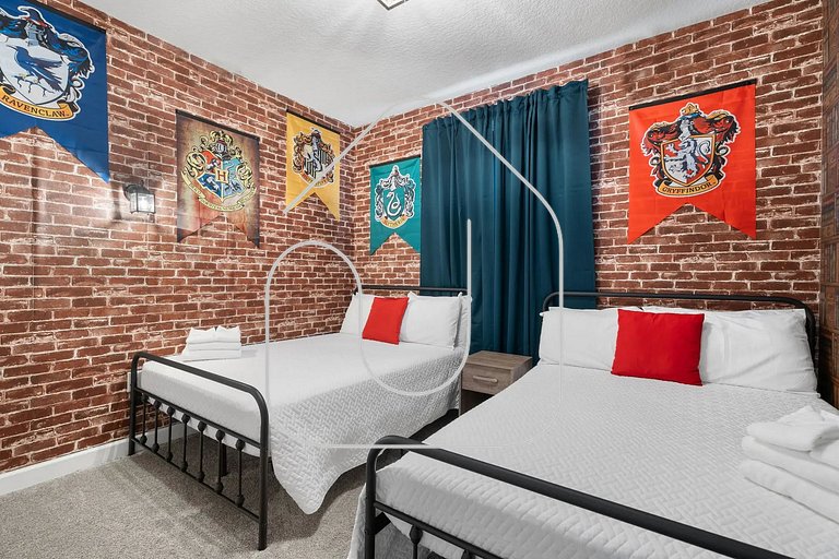 Luxury & Fun: 6-Bedroom Home in Champions Gate