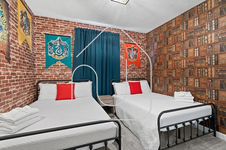 Luxury & Fun: 6-Bedroom Home in Champions Gate